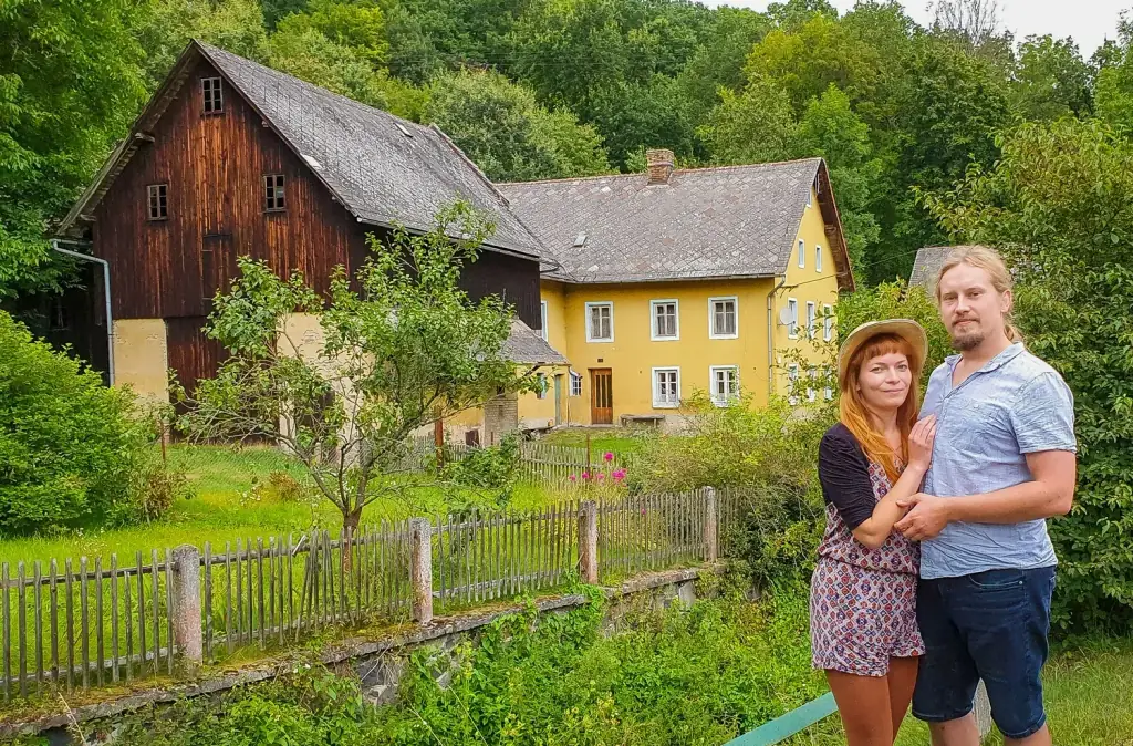 Jakub a Luisa před domem v Brvohořík